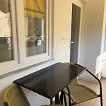 Comfort 2br With Lush Living アパート *