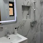 Comfort 2br With Lush Living * ティラナ