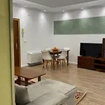 Comfort 2br With Lush Living アパート ティラナ