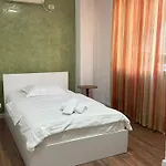 Comfort 2br With Lush Living ティラナ