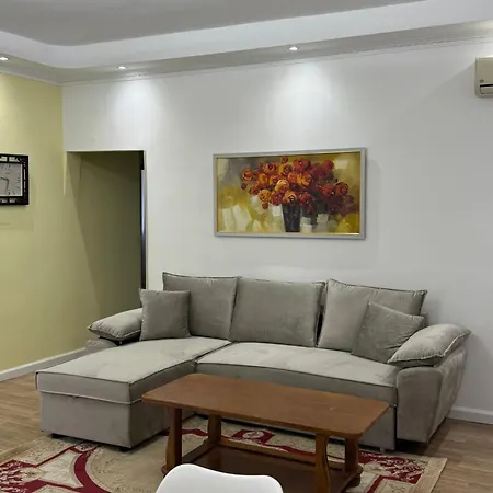 Comfort 2br With Lush Living شقة تيرانا