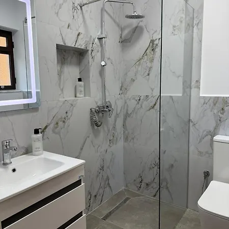 Comfort 2br With Lush Living *