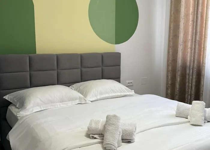 Comfort 2br With Lush Living דירה *