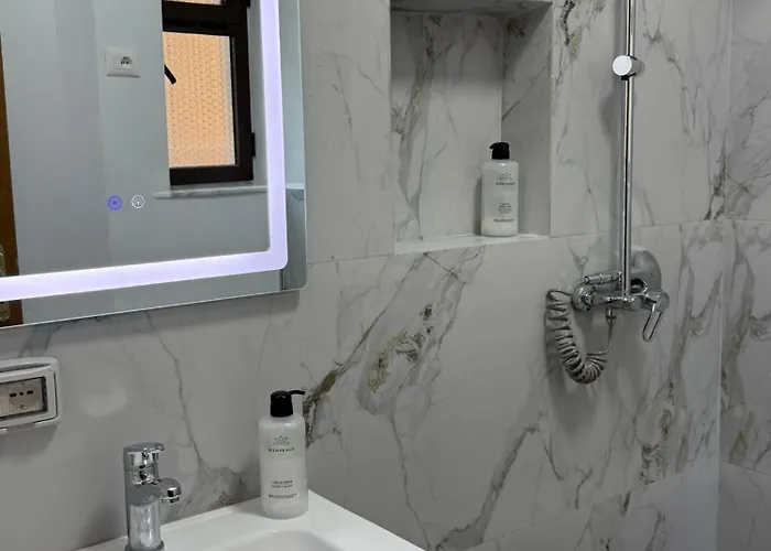 Comfort 2br With Lush Living * טיראנה
