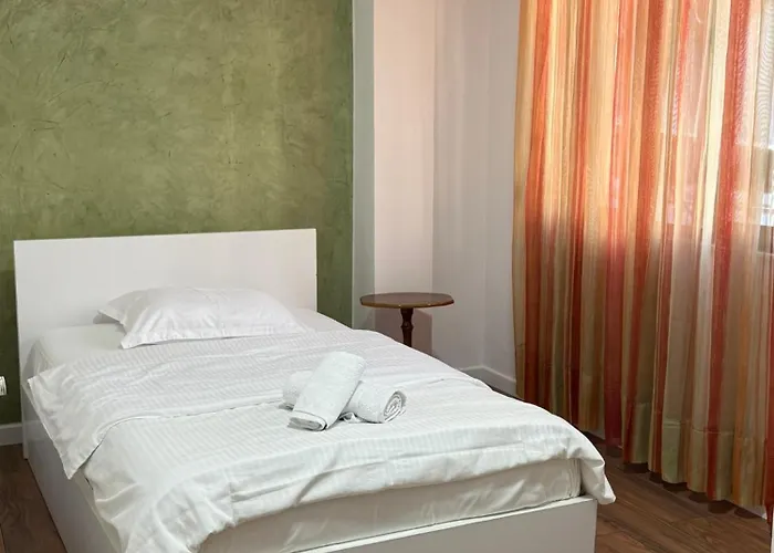 Comfort 2br With Lush Living تيرانا