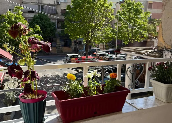 Comfort 2br With Lush Living *