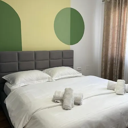 Comfort 2br With Lush Living Apartment *