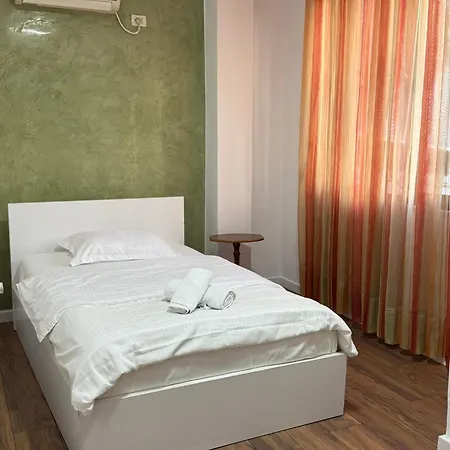 Comfort 2br With Lush Living Tirana