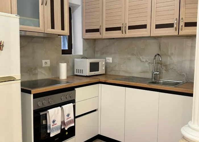 Appartement Comfort 2br With Lush Living Tirana