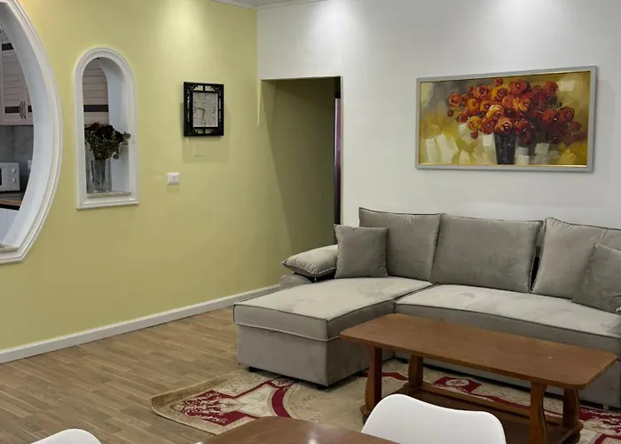 Appartement Comfort 2br With Lush Living Tirana